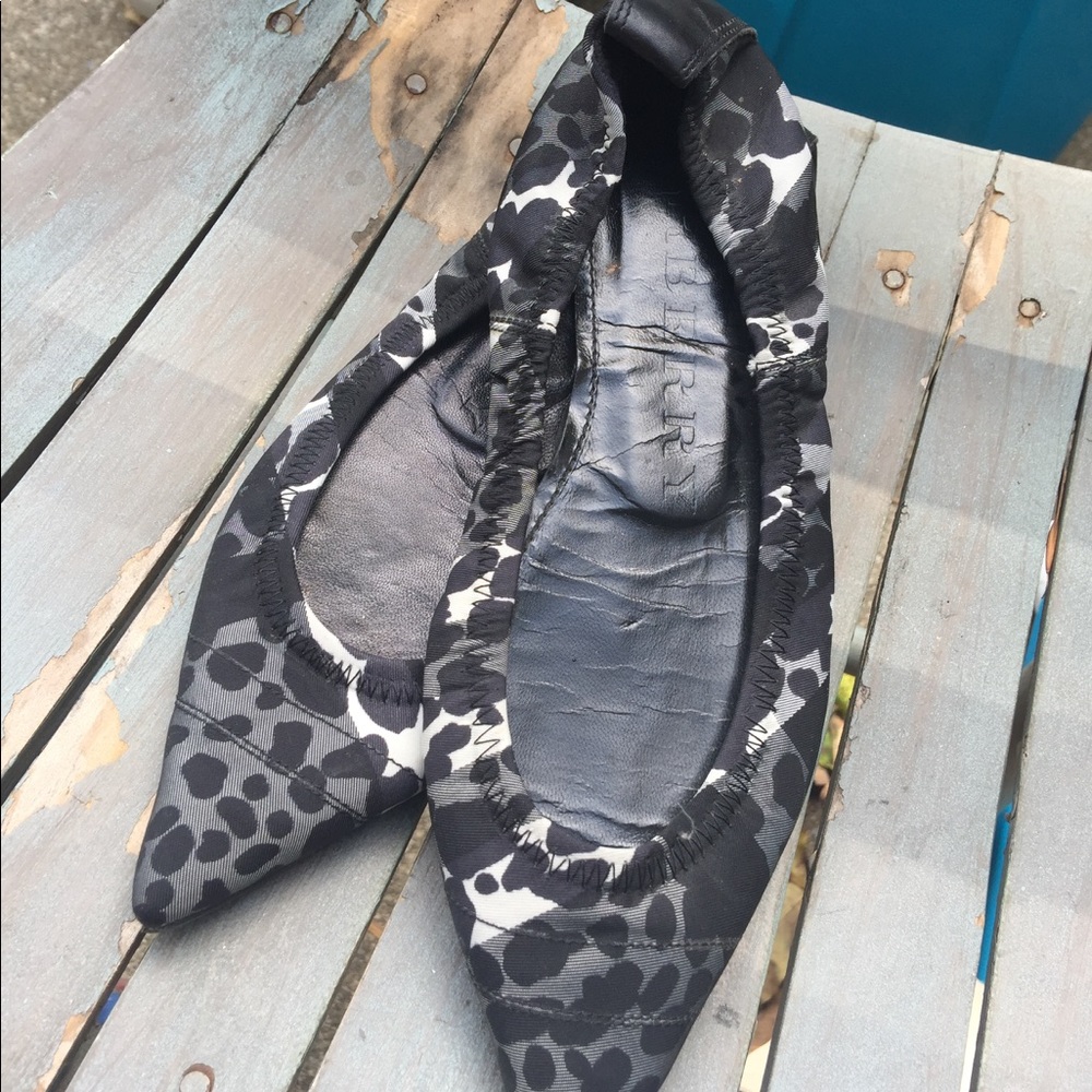 Women's Burberry Black & White Flats Shoes 5.5M - Picture 2 of 8